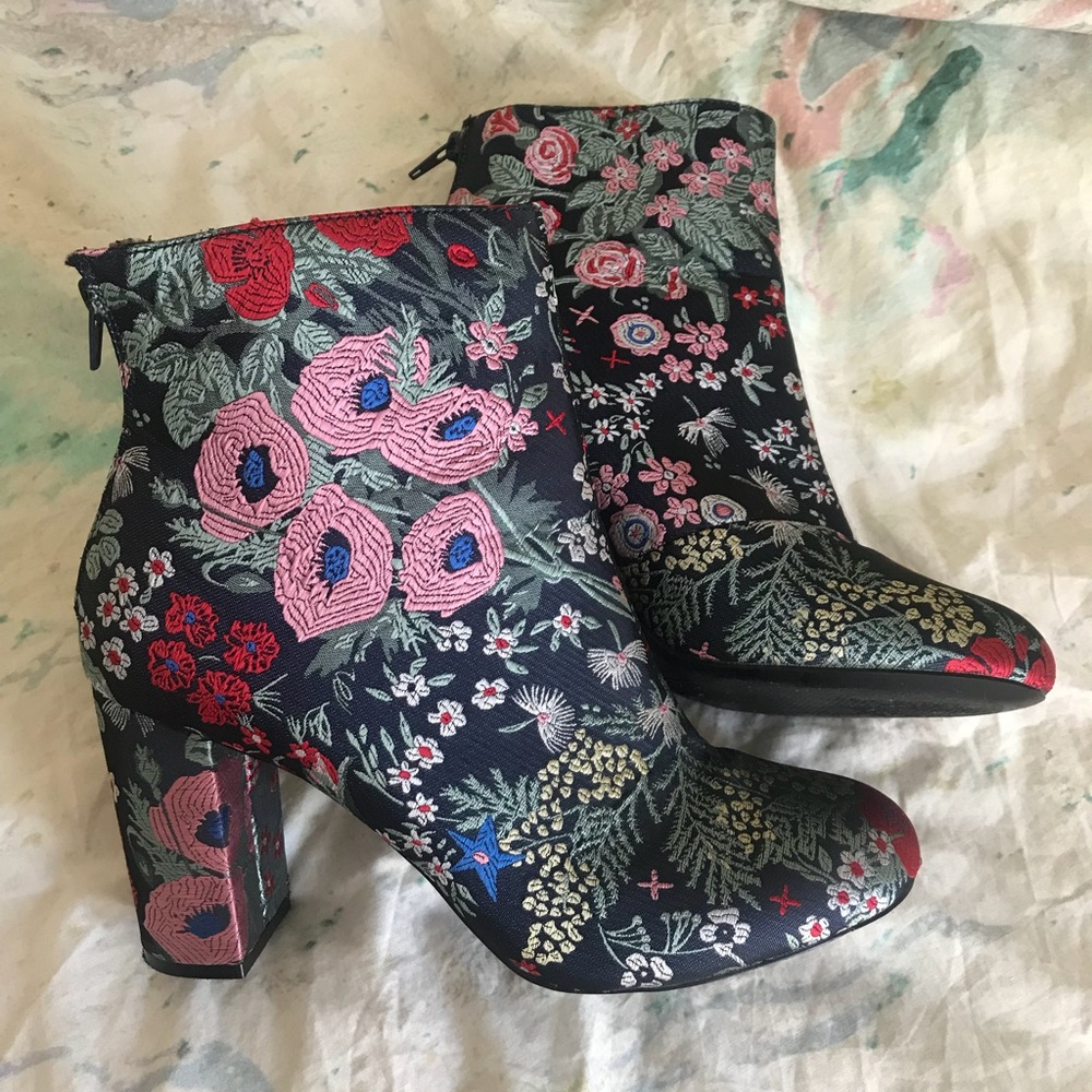Embroidered Floral Chunky Detailed Ankle Boots
